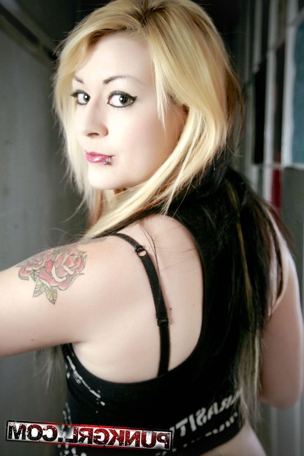 20P Pictures of punk teen Miss Kitty teasing in no top