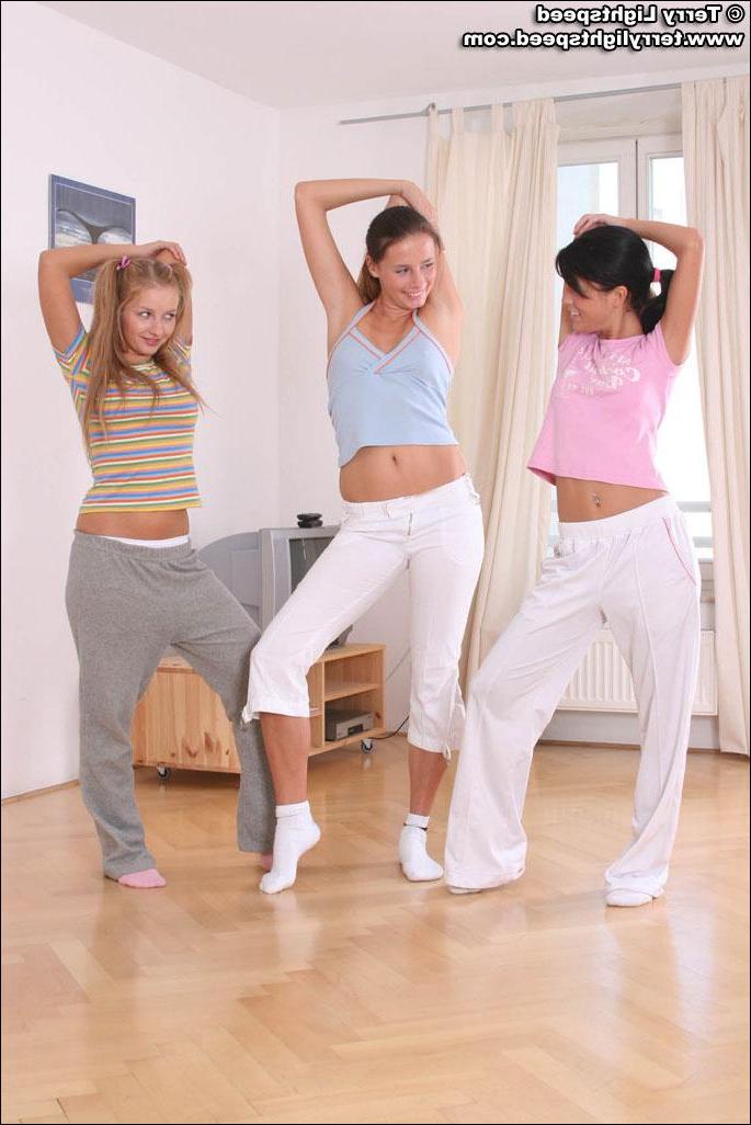 20P Pics of Terry Lightspeed working it with her girlfriends