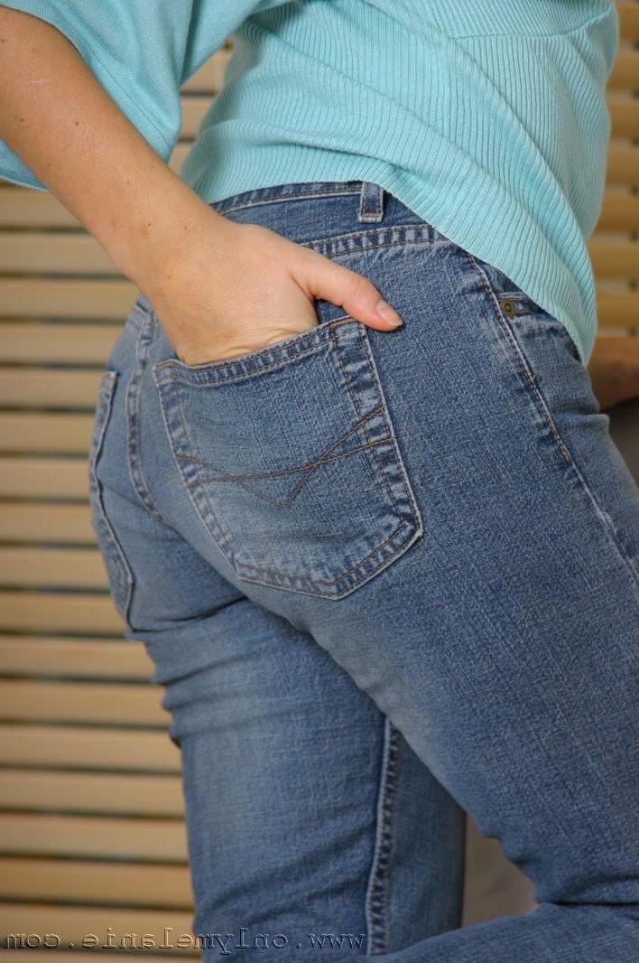 20P Pictures of Only Melanie in jeans and bare feet