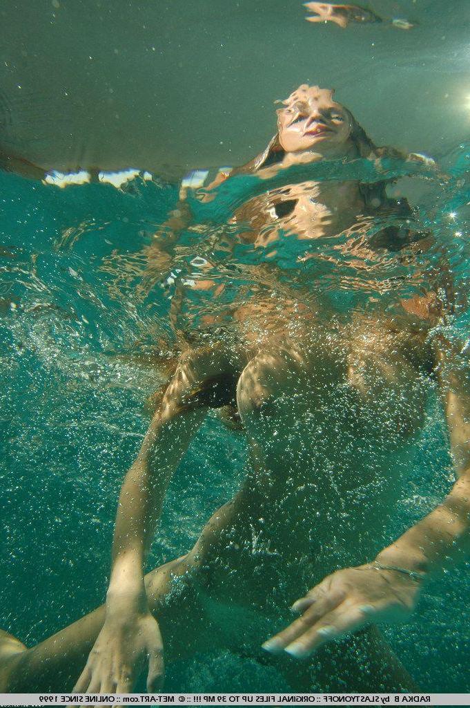 19P Pictures of teen model Radka B naked under water