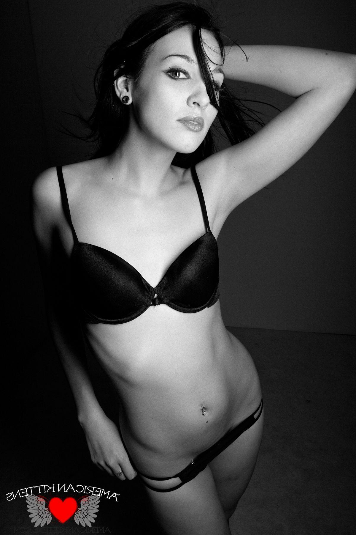 17P Pictures of teen model Reanna Mae showing her hot body in black and white