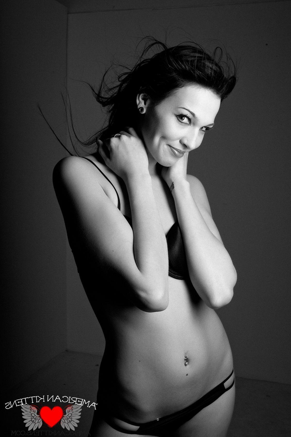 17P Pictures of teen model Reanna Mae showing her hot body in black and white