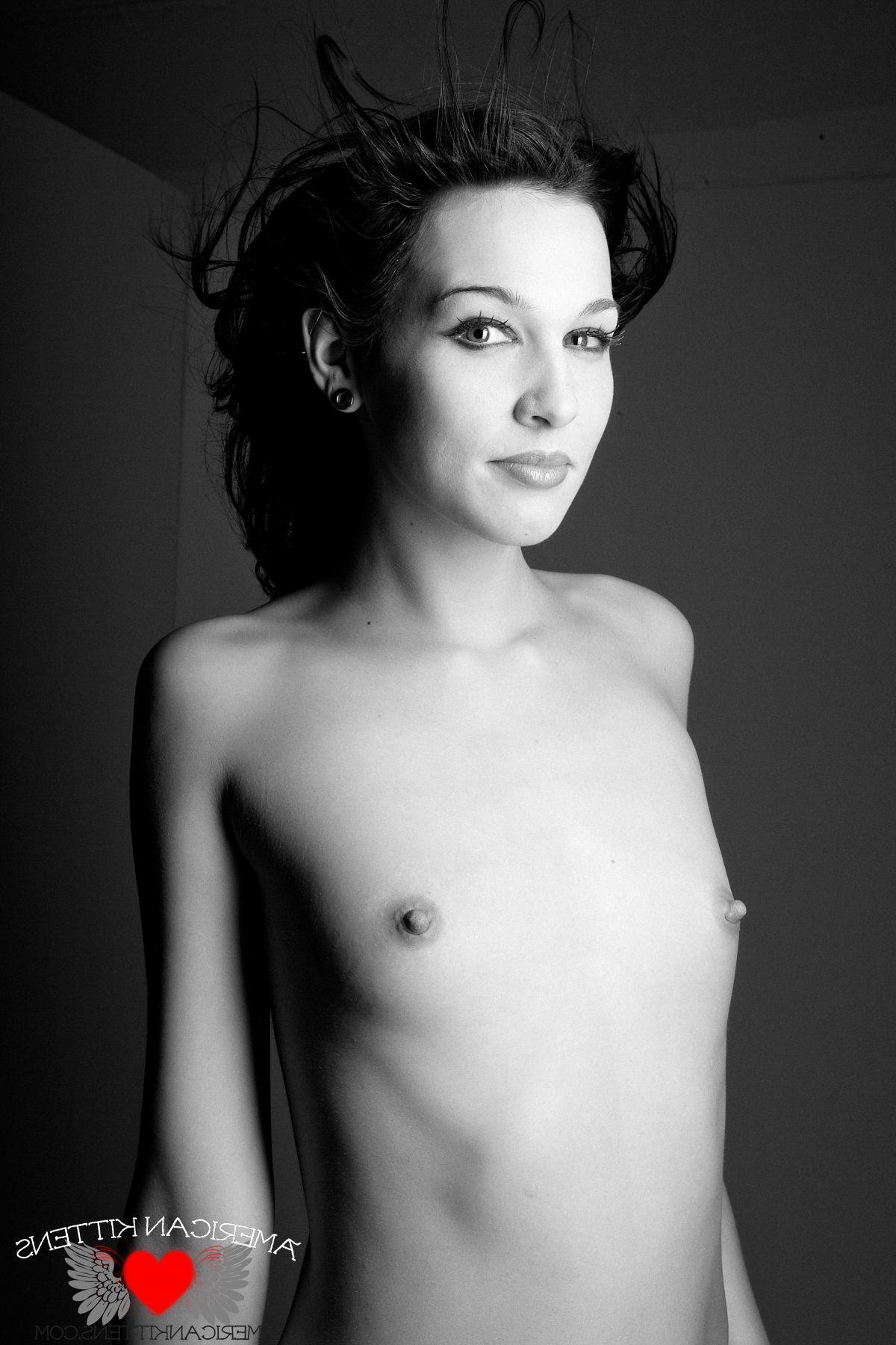 17P Pictures of teen model Reanna Mae showing her hot body in black and white