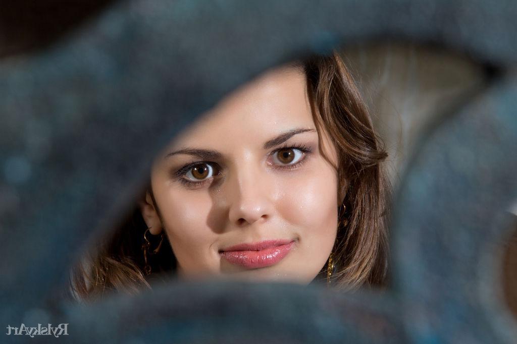 16P Brunette girl Sandra Lauver shows you her tight nude body