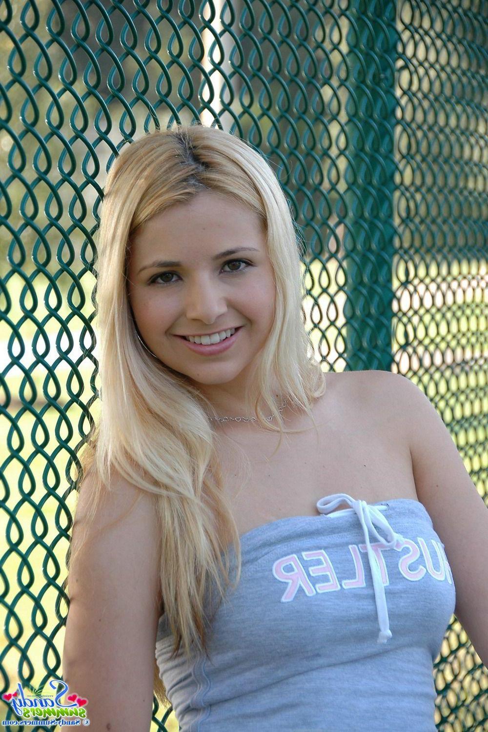 20P Pictures of Sandy Summers playing some kinky tennis