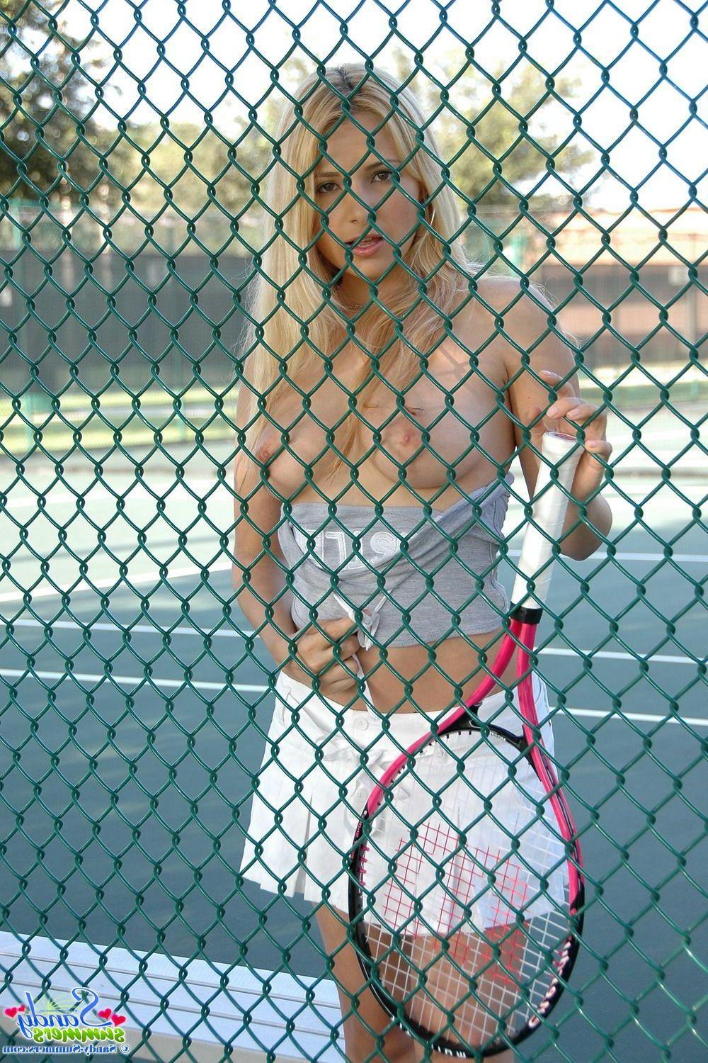 20P Pictures of Sandy Summers playing some kinky tennis