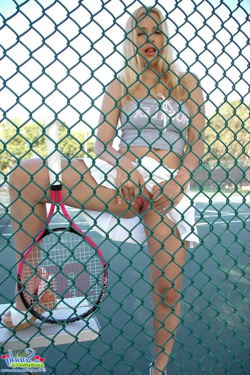 20P Pictures of Sandy Summers playing some kinky tennis