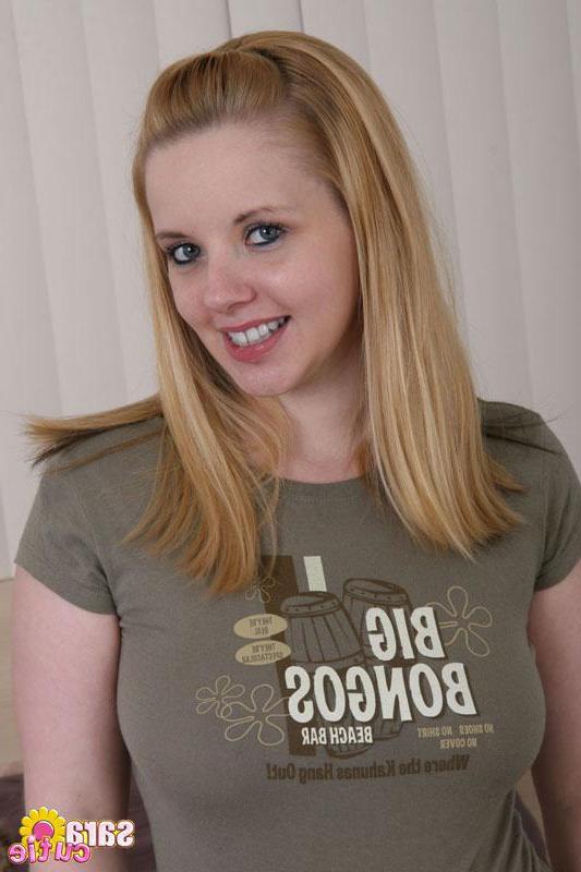 14P Pictures of Sara Cutie being cute in her panties