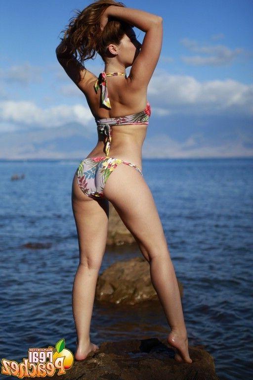 15P Pictures of Real Peachez playing with her pussy outside
