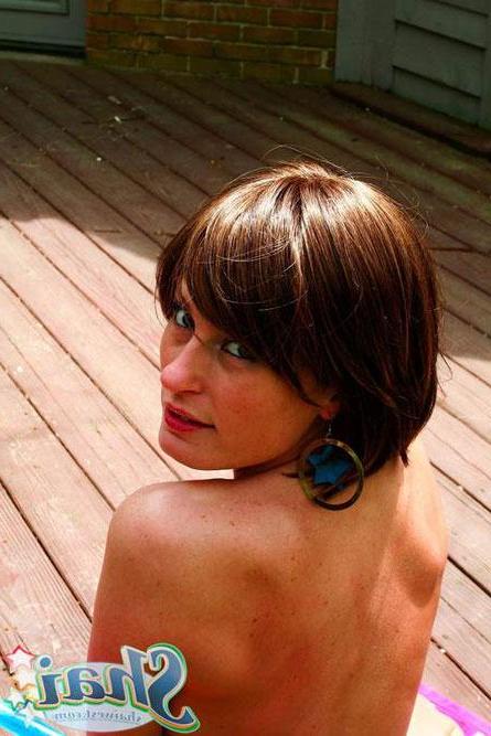20P Pictures of Shai West having kinky fun on the back deck