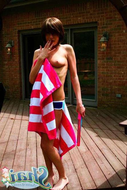 20P Pictures of Shai West having kinky fun on the back deck