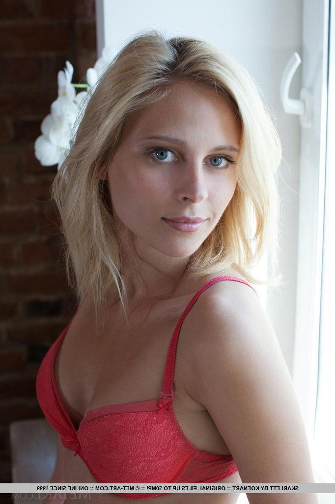 18P Beautiful blonde teen Skarlett displays her stunning nude body for you