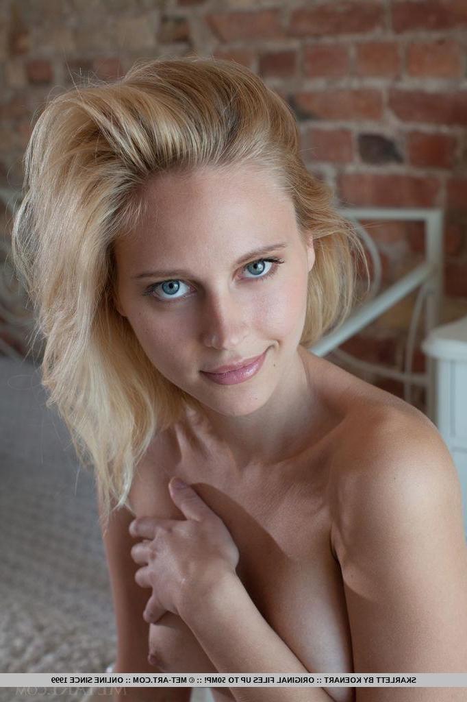 18P Beautiful blonde teen Skarlett displays her stunning nude body for you