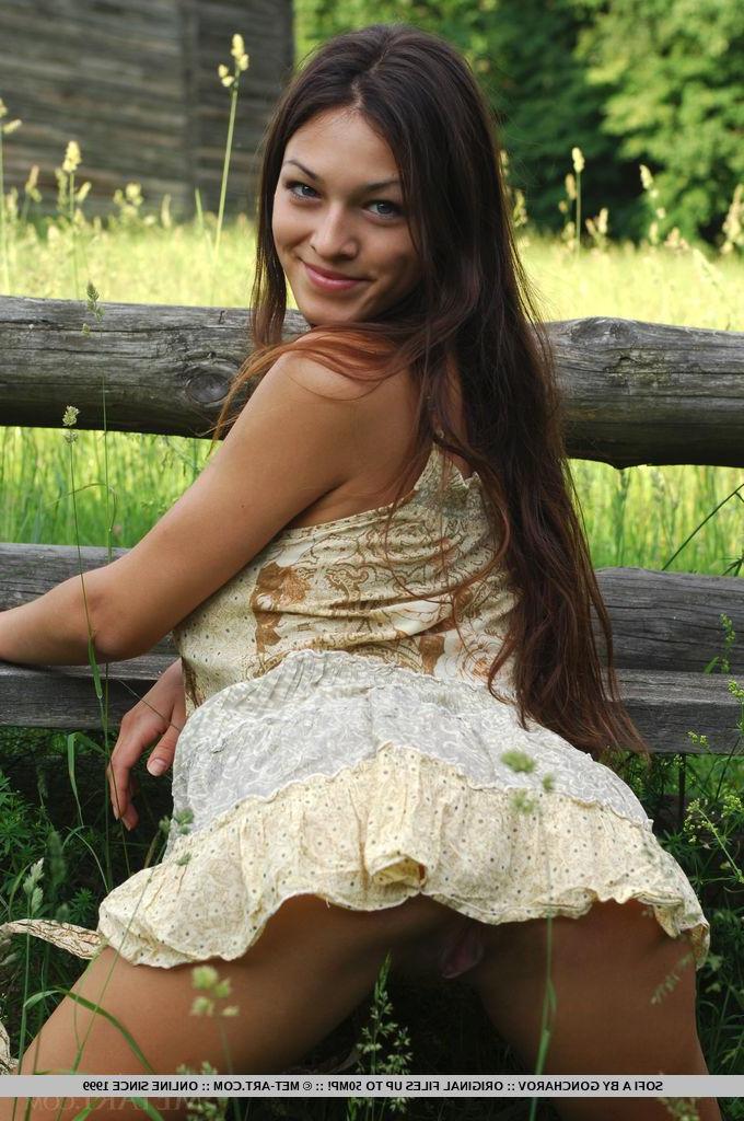 18P Busty hottie Sofi A exposes her big boobs and wet pussy outside