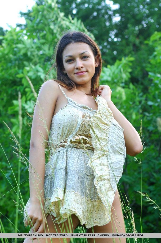 18P Busty hottie Sofi A exposes her big boobs and wet pussy outside