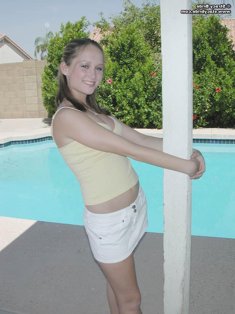 20P Bilder von Stacy Bride, die sich am Pool auszieht