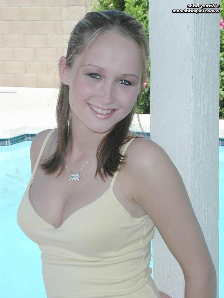 20P Bilder von Stacy Bride, die sich am Pool auszieht
