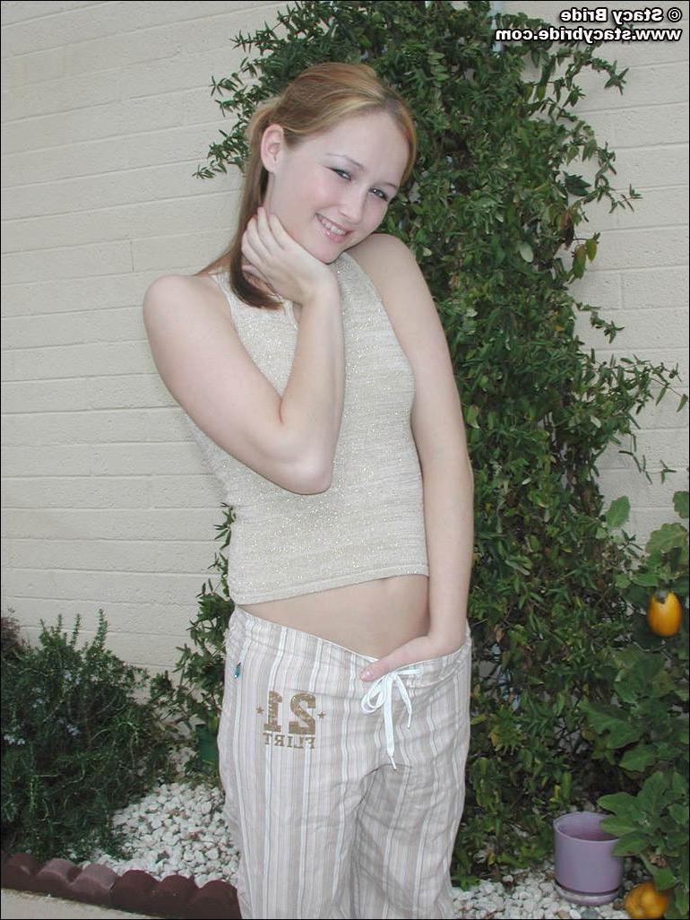 19P Pictures of Stacy Bride flashing her tits outside