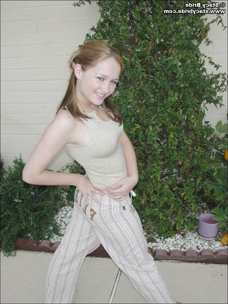 19P Pictures of Stacy Bride flashing her tits outside