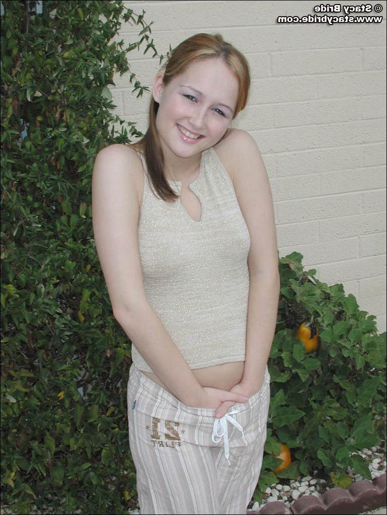 19P Pictures of Stacy Bride flashing her tits outside