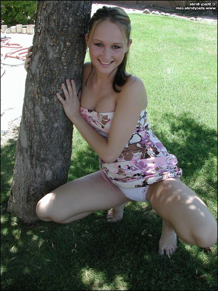 20P Pictures of a coed naked in the back yard
