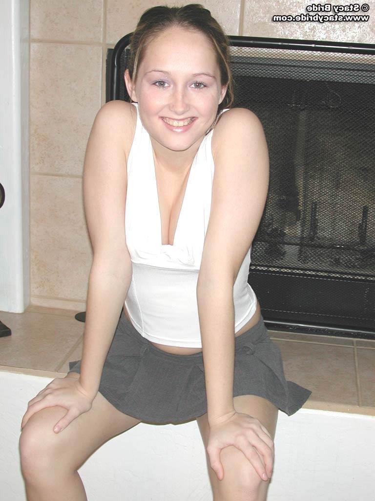 18P Pictures of Stacy Bride completely naked at home