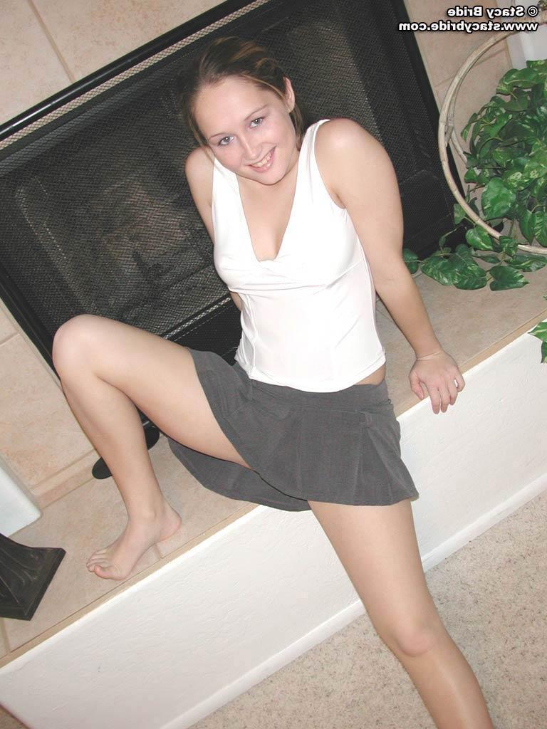 18P Pictures of Stacy Bride completely naked at home