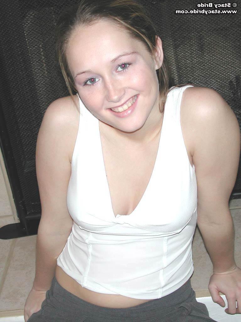 18P Pictures of Stacy Bride completely naked at home