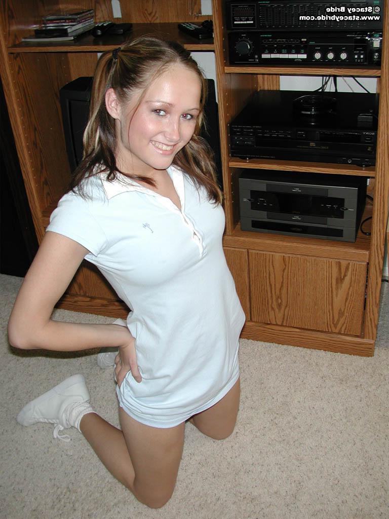 20P Pictures of a coed getting naked at home