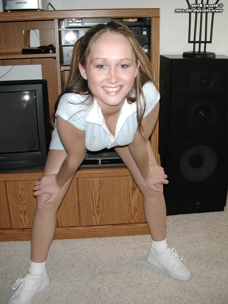 20P Pictures of a coed getting naked at home