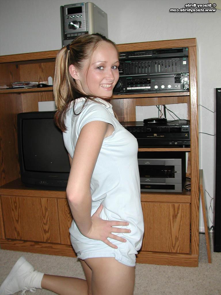 20P Pictures of a coed getting naked at home