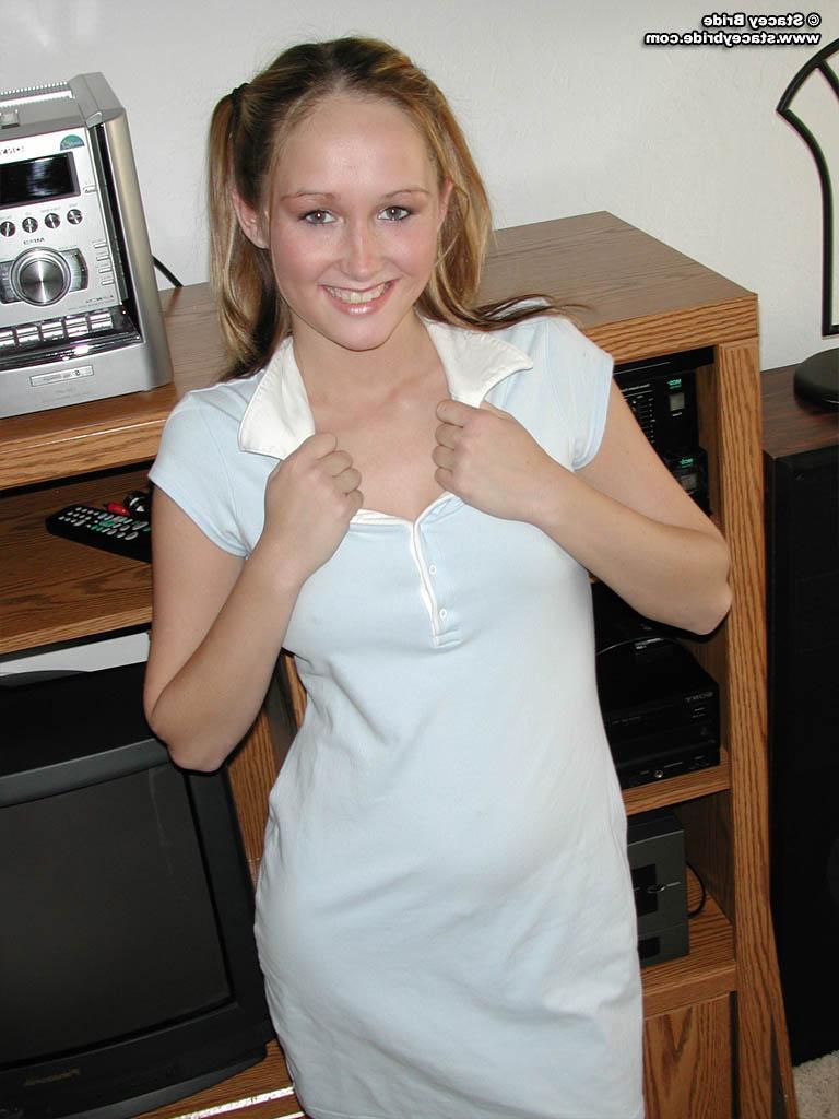 20P Pictures of a coed getting naked at home