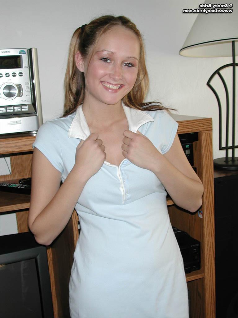 20P Pictures of a coed getting naked at home
