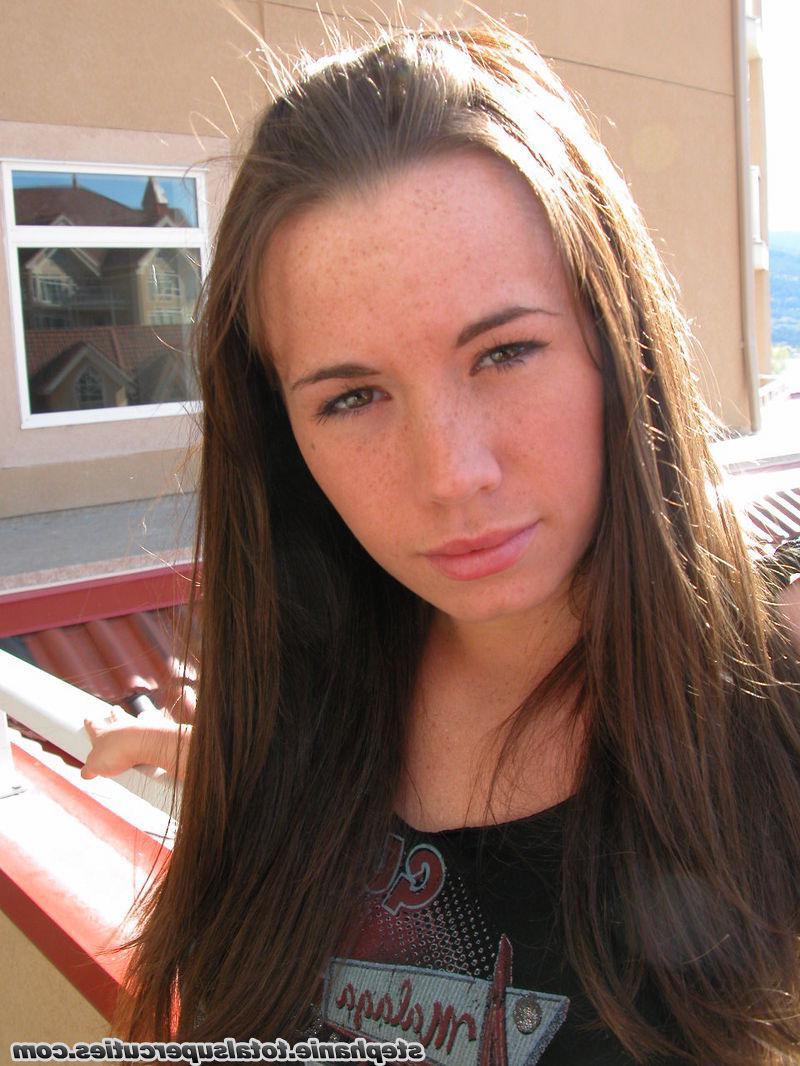 20P Pictures of Stephanie showing off her long legs and pretty feet