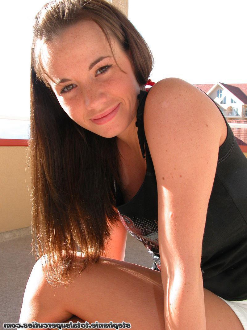 20P Pictures of Stephanie showing off her long legs and pretty feet