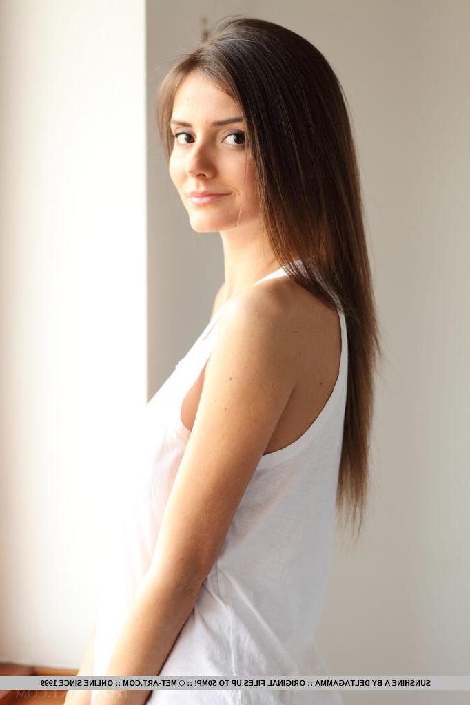 18P Beautiful girl Sunshine gets completely naked and offers you her super tight body