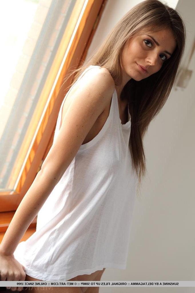 18P Beautiful girl Sunshine gets completely naked and offers you her super tight body