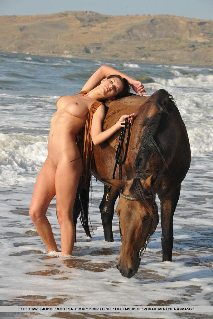18P Suzanna A horse-back rides naked on the beach