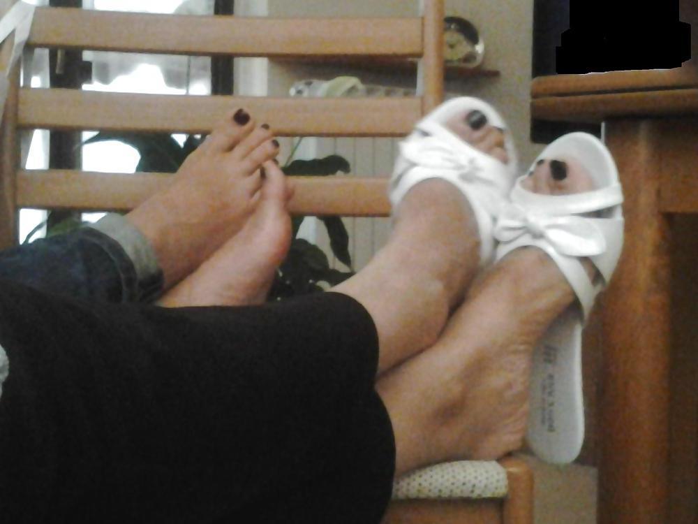 24P My aunt and cousin's sexy feet...