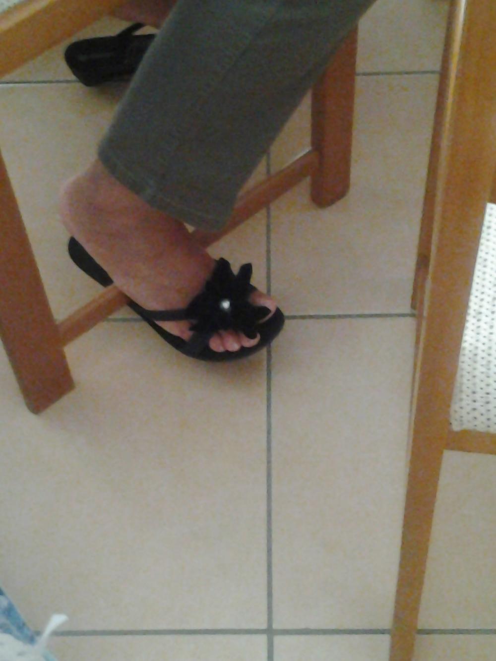 24P My aunt and cousin's sexy feet...