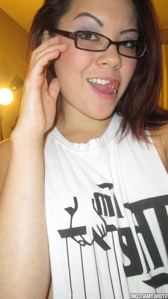 15P Asian coed Syndey shares some very sexy selfies