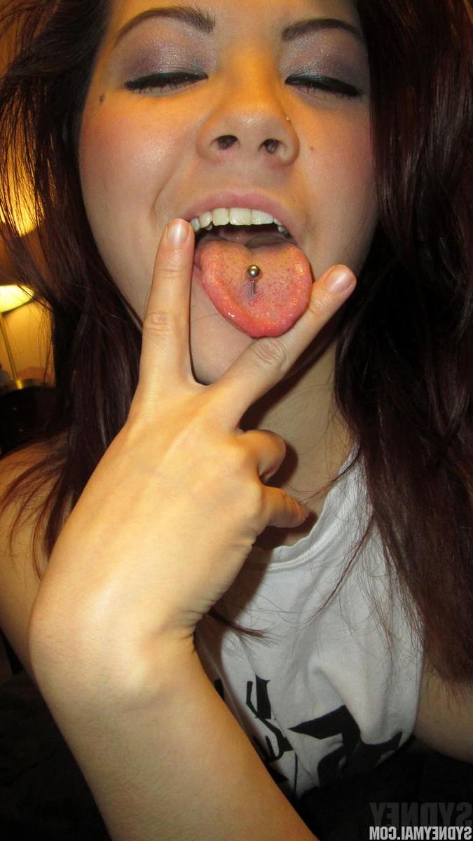 15P Asian coed Syndey shares some very sexy selfies