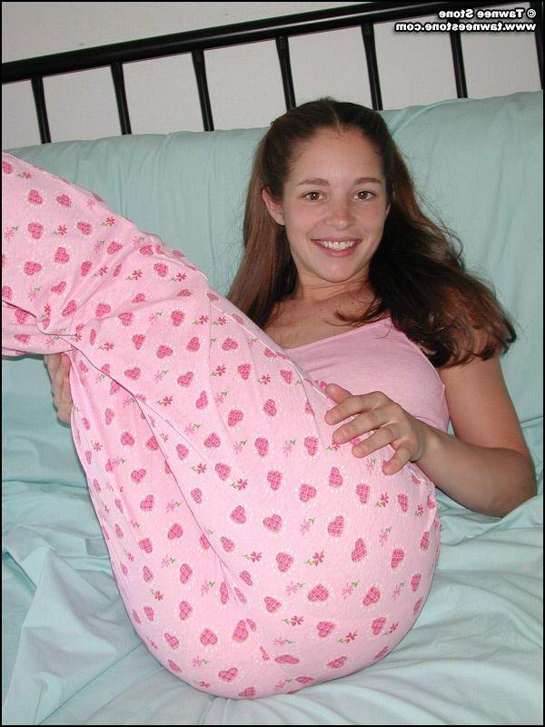 20P Pictures of teen Tawnee Stone slipping out of her pjs