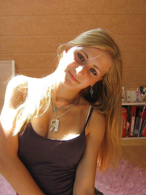 25P Another blonde with cute ass