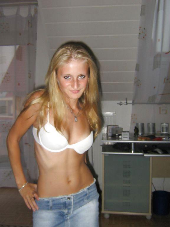 25P Another blonde with cute ass