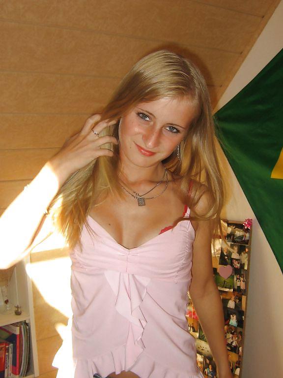 25P Another blonde with cute ass