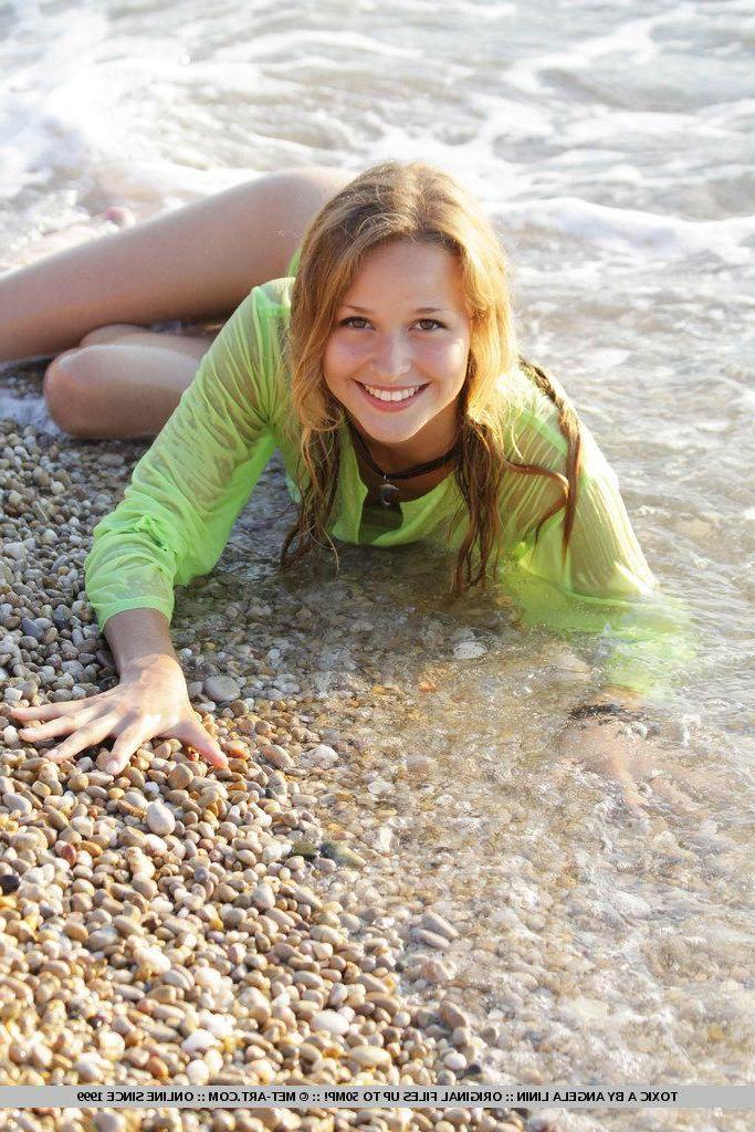 18P Pictures of Toxic A totally nude on a beach