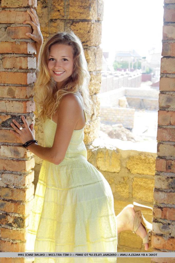 17P Pictures of hot girl Toxic A showing you her beautiful naked body