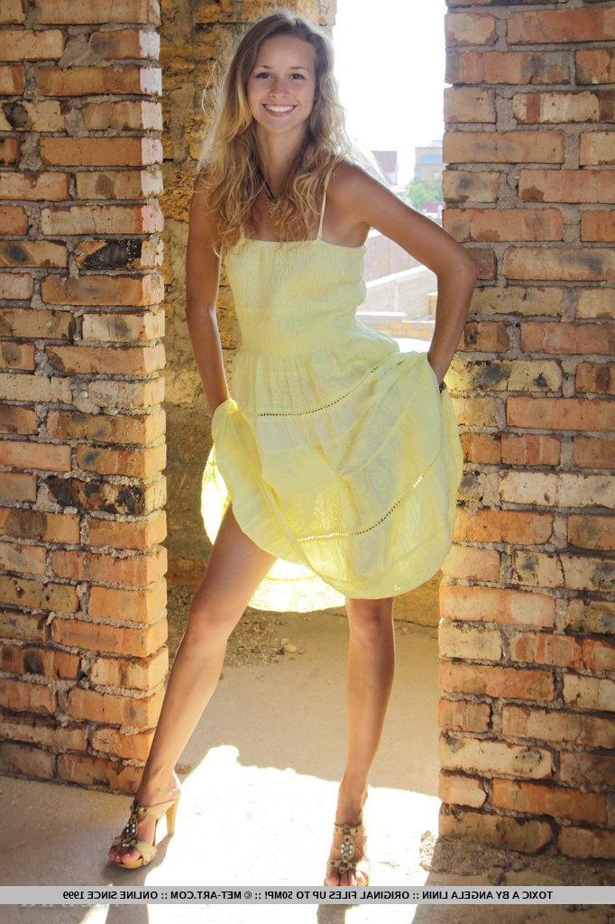 17P Pictures of hot girl Toxic A showing you her beautiful naked body