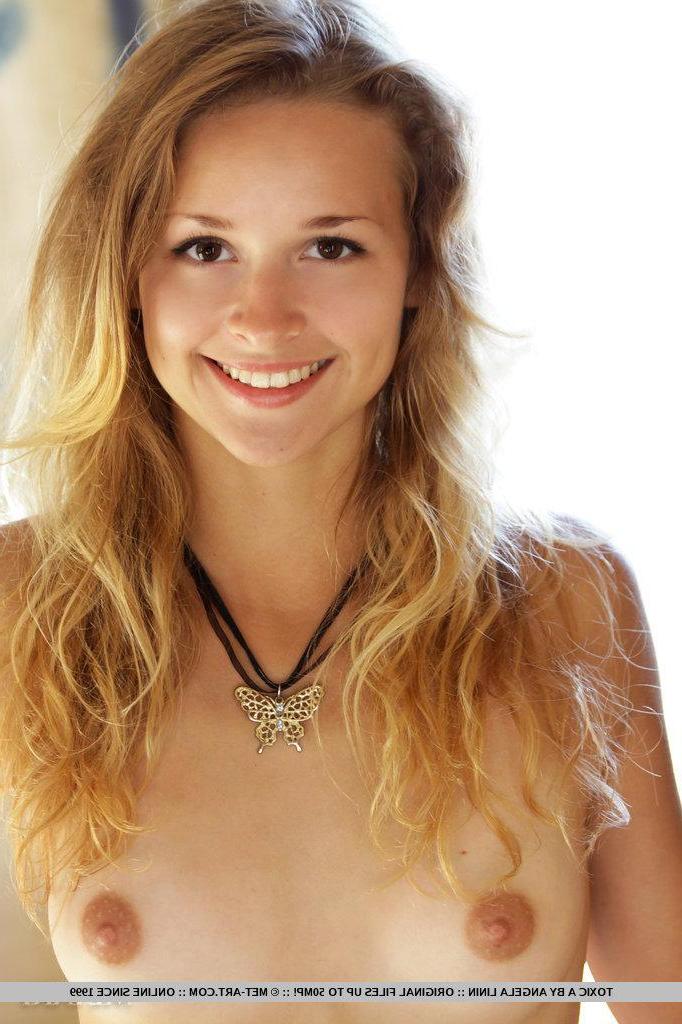 17P Pictures of hot girl Toxic A showing you her beautiful naked body